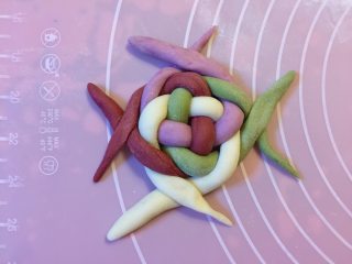 11、多彩绣球豆沙包,相邻的两条再右搭左交叉