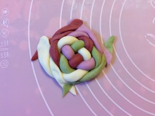 12、多彩绣球豆沙包,接着左搭右交叉，按紧边缘。