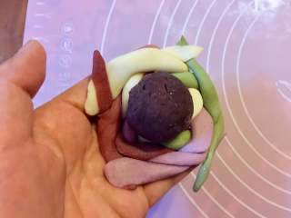 13、多彩绣球豆沙包,把编好的绣球皮翻面，把豆沙放中间。
