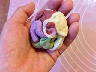 14、多彩绣球豆沙包,像包包子一样收口。