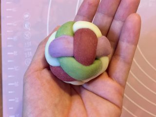 15、多彩绣球豆沙包,再翻过来整一下圆球形，一个绣球豆沙包就包好了。