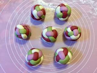 16、多彩绣球豆沙包,用同样的方法，把剩余的六个包好。