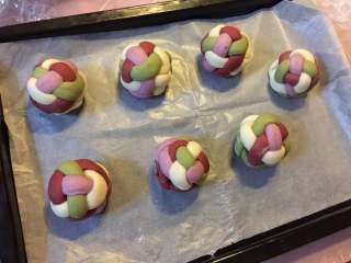 17、多彩绣球豆沙包,接着再饧发20分钟左右。