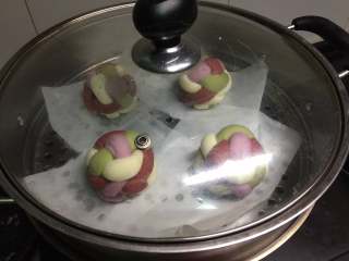 18、多彩绣球豆沙包,冷水下锅，大火烧开转中火，蒸15分钟，过程中不要揭盖，关火后再虚蒸5分钟。