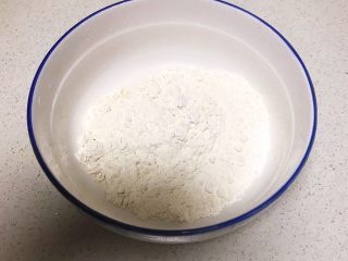 1、腐乳葱香饼,高筋面粉放入大碗里