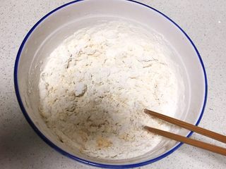 2、腐乳葱香饼,加入1个鸡蛋，搅拌均匀，再加入130克开水，边倒边搅拌