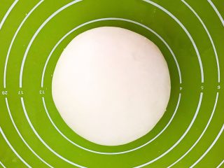 3、腐乳葱香饼,揉成光滑的面团，盖上保鲜膜静，饧面20分钟