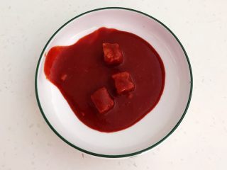 4、腐乳葱香饼,2勺腐乳汁放入小盘里，加入3小块腐乳