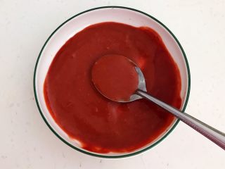 5、腐乳葱香饼,用勺子把腐乳块压碎，把腐乳汁调匀