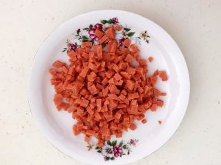 7、腐乳葱香饼,把无淀粉儿童火腿肠切成小丁