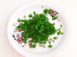 9、腐乳葱香饼,把香葱叶切成小丁