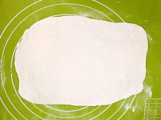 11、腐乳葱香饼,取一个面团，擀成薄薄的长方形面皮