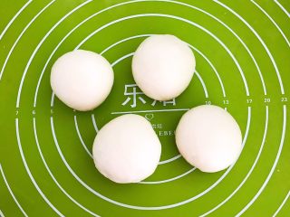 10、腐乳葱香饼,把饧好的面团分成4份