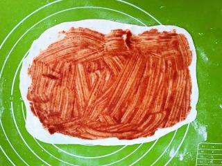 12、腐乳葱香饼,在面皮上均匀的刷一层腐乳汁