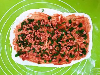 14、腐乳葱香饼,再撒上一层火腿丁