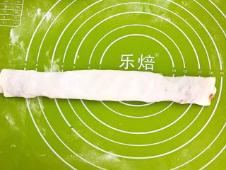 15、腐乳葱香饼,把饼皮卷起来，边卷边拉伸