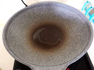 19、腐乳葱香饼,炒锅烧热后加入适量玉米油