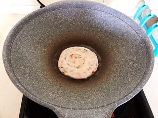 20、腐乳葱香饼,油温6分热的时候放入饼坯