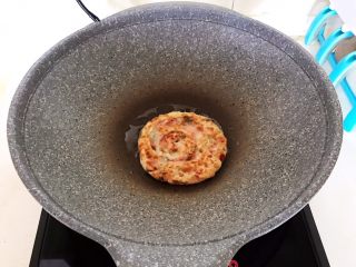 22、腐乳葱香饼,烙制两面金黄即可