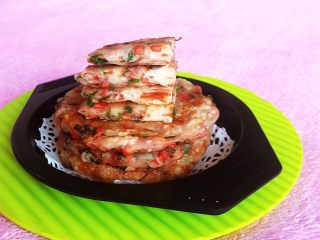 24、腐乳葱香饼,腐乳葱香饼表皮酥脆，层次分明，口感独特，非常美味~