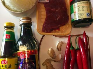 1、沙茶牛肉粉丝煲,备齐材料