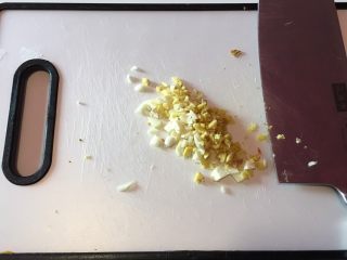 2、沙茶牛肉粉丝煲,蒜、姜切末