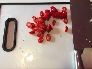 3、沙茶牛肉粉丝煲,小红辣椒切丁