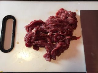 5、沙茶牛肉粉丝煲,牛肉洗净切细薄片