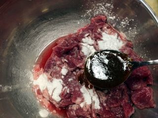 6、沙茶牛肉粉丝煲,加入2勺沙茶酱汁及5克淀粉抓匀腌制30分钟