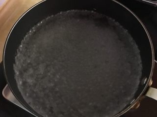 7、沙茶牛肉粉丝煲,锅中放适量水烧开