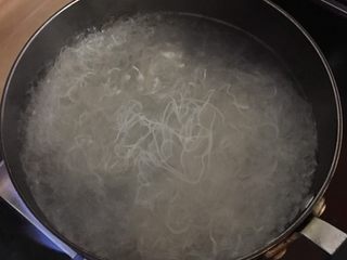 8、沙茶牛肉粉丝煲,放入粉丝烫1分钟捞起备用