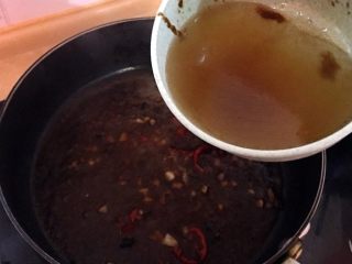 12、沙茶牛肉粉丝煲,加入一小碗清水煮滚