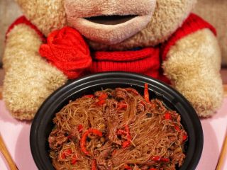 16、沙茶牛肉粉丝煲,某人买的泰迪熊成了摆拍道具