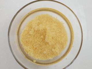 2、早餐+小米红薯养胃粥,小米加水，掏洗干净。