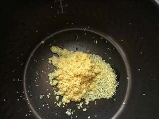 5、早餐+小米红薯养胃粥,把洗好的小黄米放入到电饭锅内胆中。