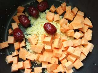 7、早餐+小米红薯养胃粥,加入洗干净后的红枣。