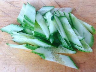 1、素炒魔芋,黄瓜洗净沥干水份切成马蹄皮