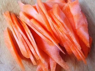 2、素炒魔芋,胡萝卜洗净沥干水份切成马蹄皮