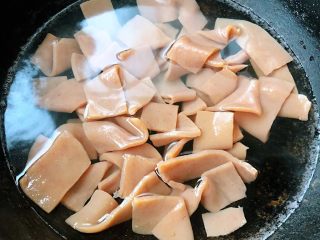 3、素炒魔芋,锅中烧开水放入魔芋片焯水时间不用过长