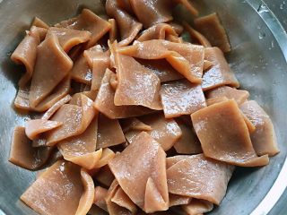 4、素炒魔芋,焯好水的魔芋立即放入冷水中过凉冲洗沥干水份备用