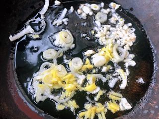 5、素炒魔芋,锅中倒入适量底油加热放入葱姜蒜爆香