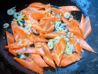 6、素炒魔芋,放入胡萝卜片翻炒至变色