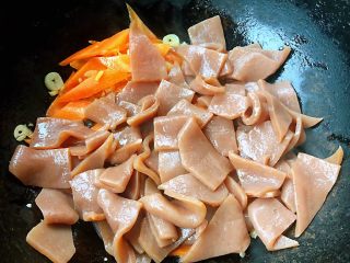 7、素炒魔芋,放入魔芋片翻炒均匀