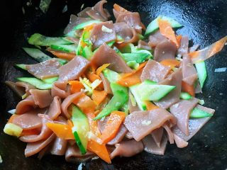 8、素炒魔芋,大火快速翻炒至调味料完全入味最后淋上麻油即可出锅享用