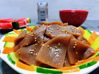 11、素炒魔芋,撒上适量的芝麻即提高颜值又满足了味蕾的享受