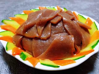 9、素炒魔芋,黄瓜和胡萝卜片先摆入盘中再摆入魔芋片就大功告成了