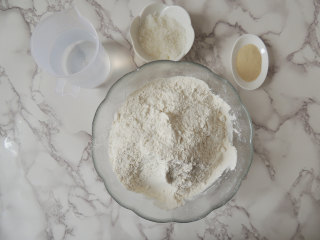 1、卡通小猪馒头,准备好所有的食材。