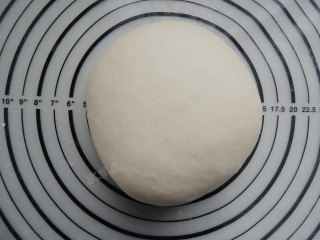 3、卡通小猪馒头,先用筷子将所有材料搅拌至看不见干面粉的絮状，然后倒在揉面垫上。用手用力揉搓面团，将面团揉成光滑柔软的状态。