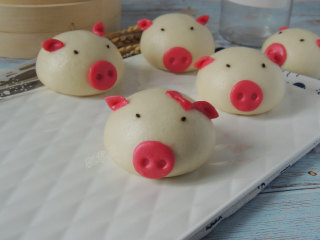 19、卡通小猪馒头,时间结束之后，取出烤盘，不烫手之后就可以吃啦。做的比较多，短时间吃不完的话可以密封起来放入冰箱冷冻。吃时重新蒸热了就可以了。