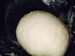 2、花朵面包,听到蜂鸣加入室温软化的黄油